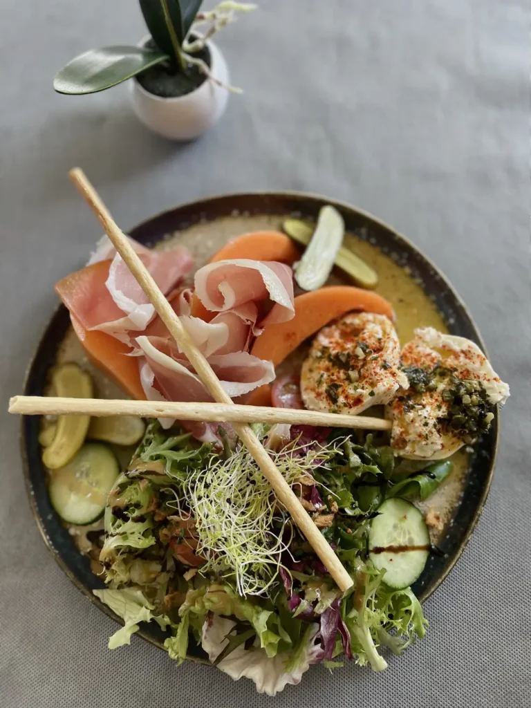 Salade Estivale à la Burrata, Jambon Cru et Melon - Restaurant / Pizzeria U Lampione, Macinaggio