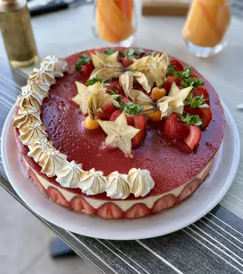Gâteau d'anniversaire personnalisé préparé par notre chef au Restaurant U Lampione à Macinaggio
